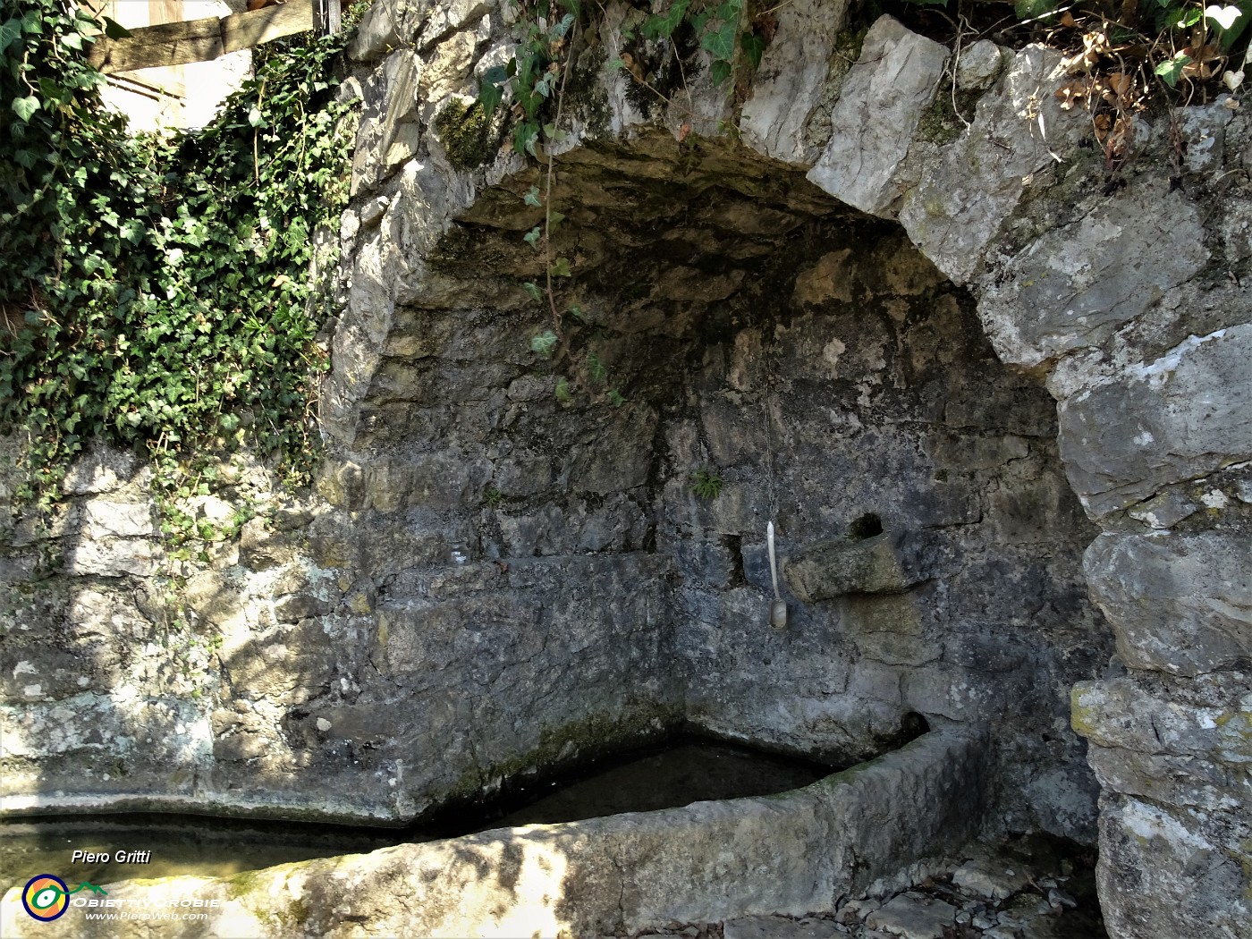 73 Acqua sorgiva alla cascina.JPG